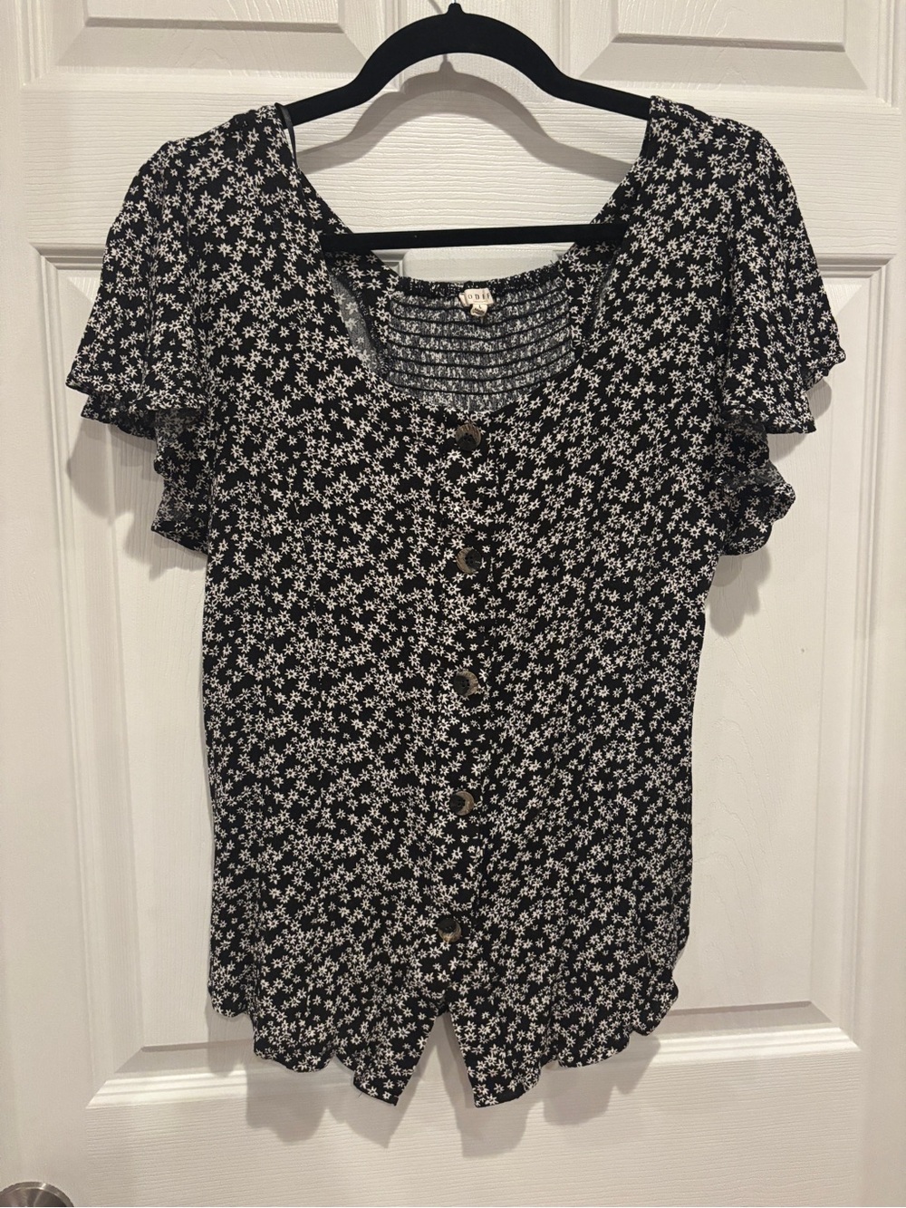 JODIFL Black and White Floral Button-Front Blouse
